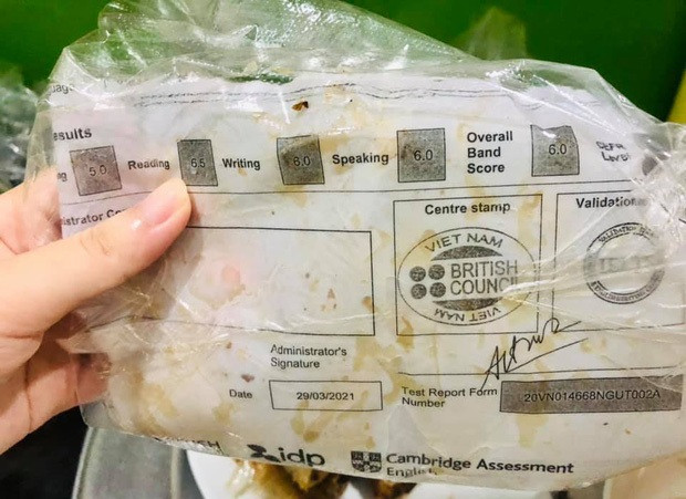 Tuy nhiên, trong nhiều trường hợp, một cách vô tình những mảnh giấy gói đồ ăn tưởng chừng vô hại này lại khiến thực khách rơi vào cảnh cạn lời vì trót mang nội dung quá khó đỡ.