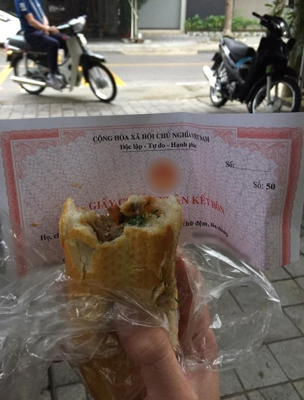 Thông thường, giấy gói đồ ăn đều là loại được tận dụng từ sách vở, báo, tạp chí,…giúp người ăn trong lúc nhâm nhi chiếc bánh có cái đọc để giết thời gian và cập nhật tin tức thú vị.