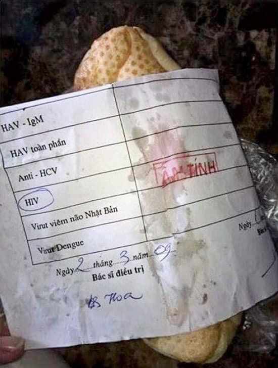 Không rõ vị khách hàng bốc trúng giấy bọc này liệu có nuốt trôi miếng bánh khi nhìn xuống dòng chữ gây hoang mang phía trên không?