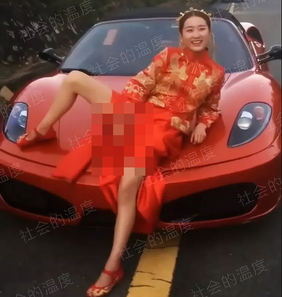 Khoác lên người bộ trang phục truyền thống Trung Quốc, cô dâu không ngại vén váy, banh chân tạo dáng phản cảm khiến chỉ một cơn gió thổi qua cũng dễ vướng vào tình cảnh hớ hênh nóng mắt.