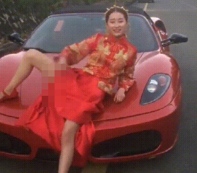 Mới đây, một cô dâu khiến netizen phát ngại vì dáng ngồi phản cảm trên nắp siêu xe.