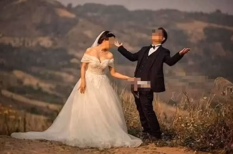 Từng có 1 cặp đôi chụp ảnh cưới dã ngoại với ý tưởng phản cảm như tụt hẳn quần xuống quá đầu gối, để lộ vòng ba.