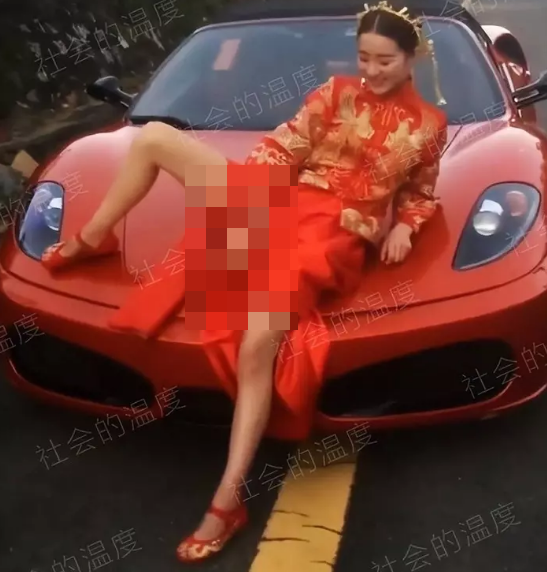 Dù đã gây phẫn nộ nhưng còn có không ít những bộ ảnh cưới phản cảm khác còn khiến netizen "nóng mắt" hơn.