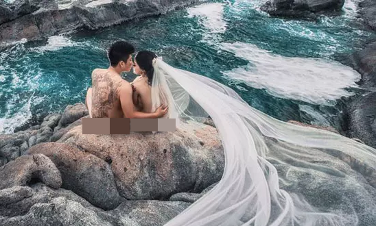 Bộ ảnh cưới khác gồm 2 người nude hoàn toàn, đội mỗi khăn voan ở Đà Nẵng cũng gây xôn xao một thời.