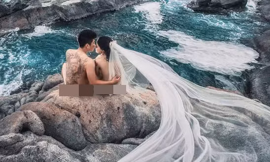 Bộ ảnh cưới khác gồm 2 người nude hoàn toàn, đội mỗi khăn voan ở Đà Nẵng cũng gây xôn xao một thời.