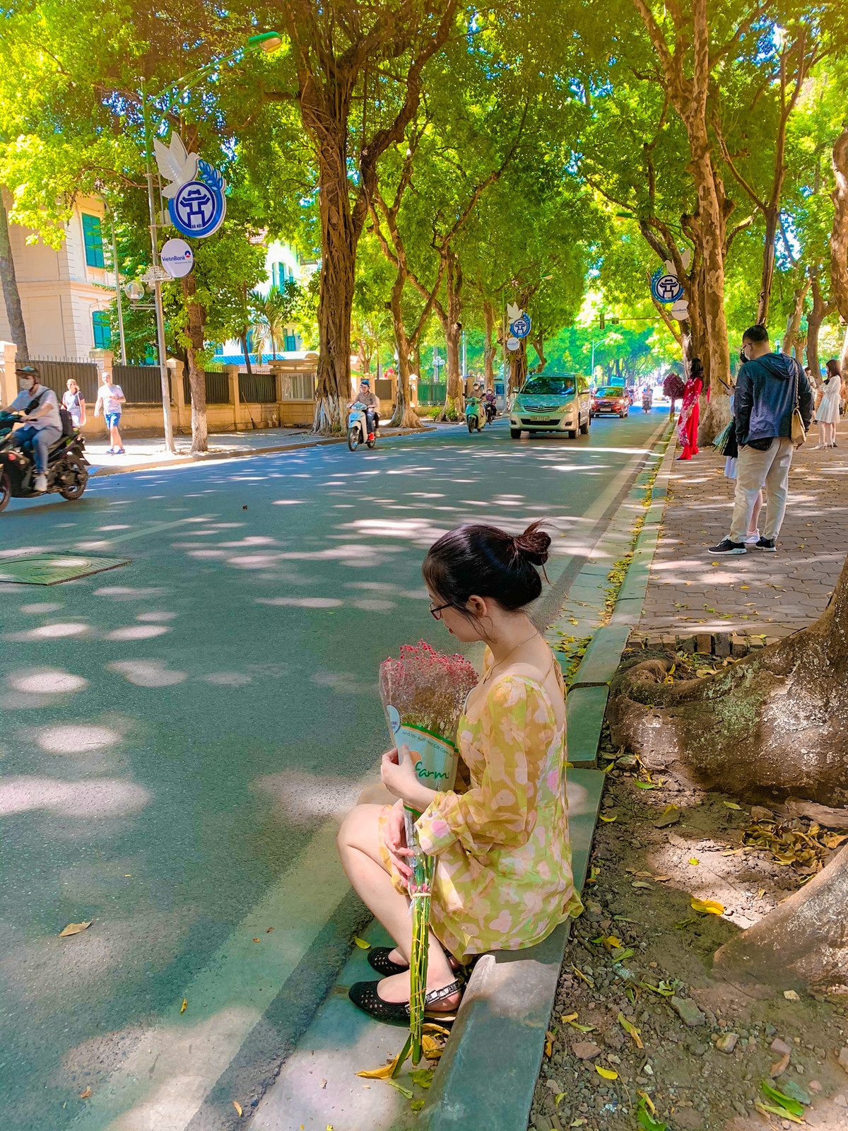 Nếu không chụp ảnh, giới trẻ đến check in có thể chọn một quán cà phê bất kỳ trên phố để vừa nhâm nhi đồ uống, ngắm đường sá và hít hà không khí trong trẻo của mùa thu Hà Nội. Ảnh: Đỗ Bích Thùy