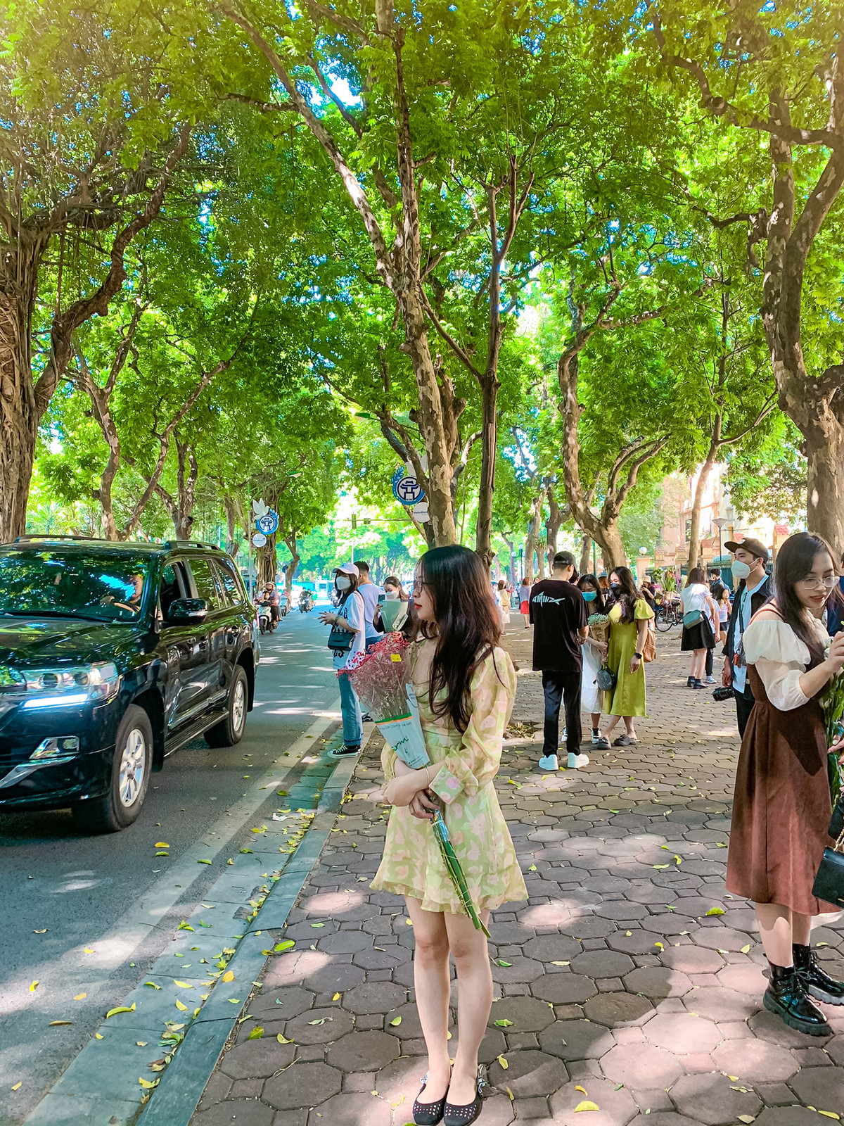 Đây là thời điểm được nhiều chị em xúng xính áo dài, váy vóc chụp ảnh, tận hưởng không khí mùa thu Hà Nội. Ảnh: Đỗ Bích Thùy