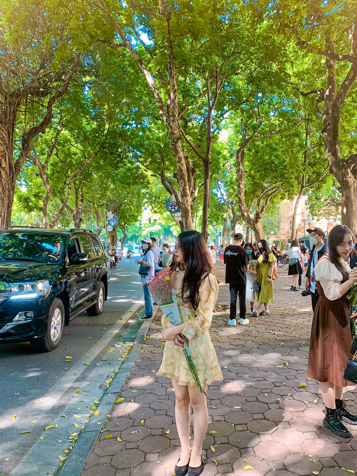 Đây là thời điểm được nhiều chị em xúng xính áo dài, váy vóc chụp ảnh, tận hưởng không khí mùa thu Hà Nội. Ảnh: Đỗ Bích Thùy