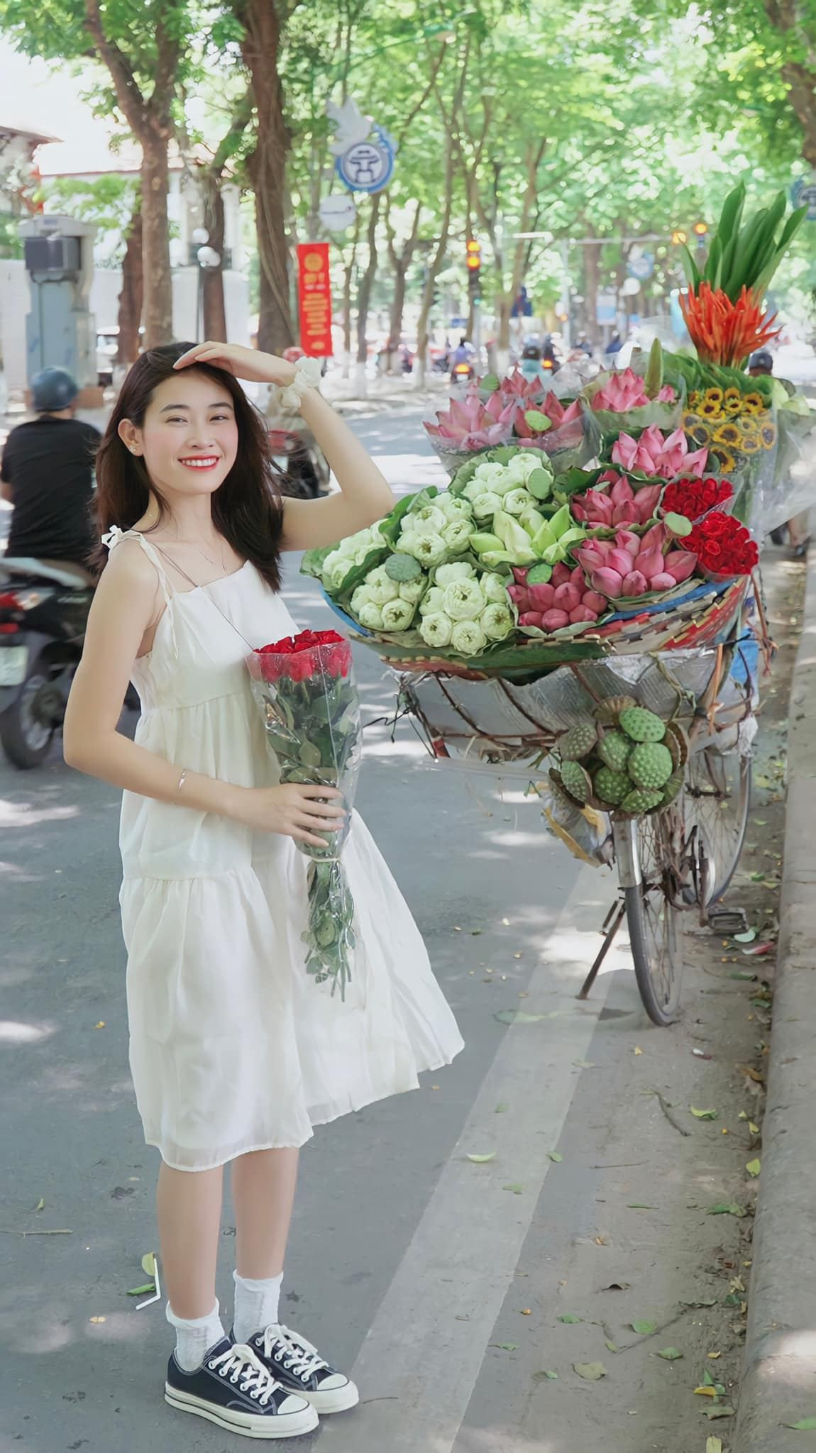 Trời thu, bầu không khí càng thêm lãng mạn dưới ánh nắng vàng dịu nhẹ hắt qua hàng cổ thụ hai bên đường trở thành khung cảnh tuyệt đẹp để check in. Ảnh: Phương Tali