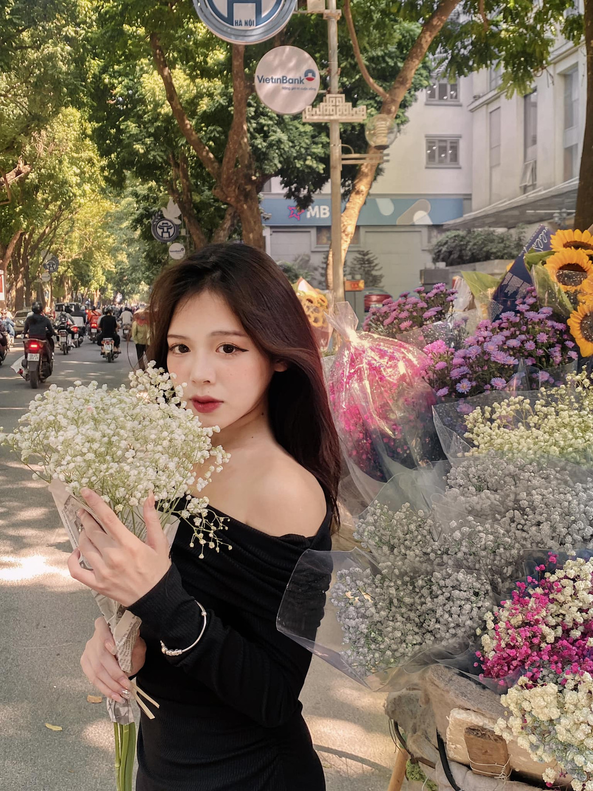 Những chiếc xe hoa đủ màu sắc xuất hiện khắp dãy phố Phan Đình Phùng cũng là điếm ấn tượng ở nơi đây. Ảnh: Phạm Trang Nhung