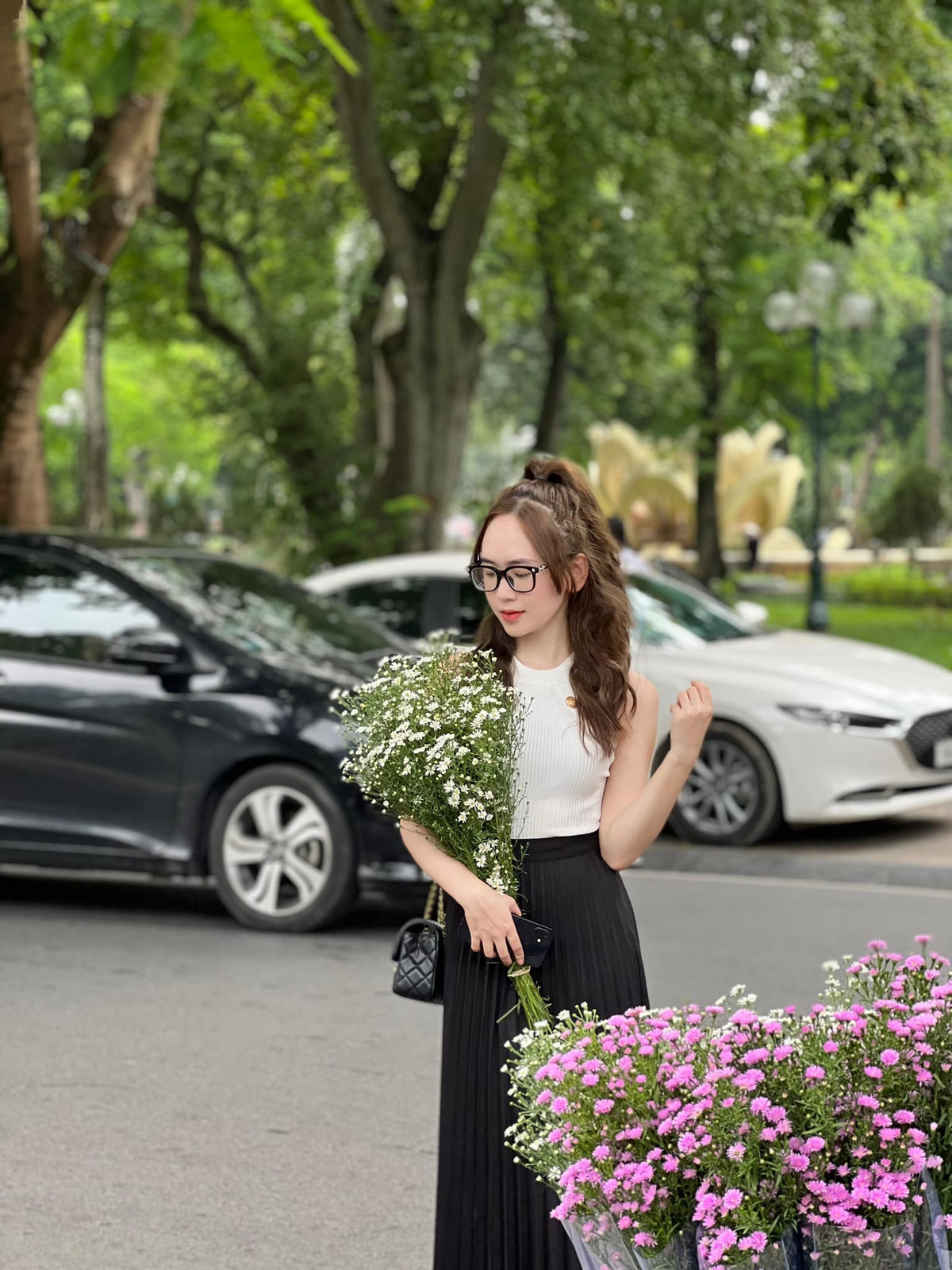 Là một trong những con đường đẹp nhất ở Hà Nội, đường Phan Đình Phùng thu hút rất đông khách du lịch tham quan và chụp ảnh, điểm nhấn đặc biệt là ở hai hàng cây rợp bóng, tạo thành mái vòm bao phủ khắp con đường. Ảnh: Đào Tuyến