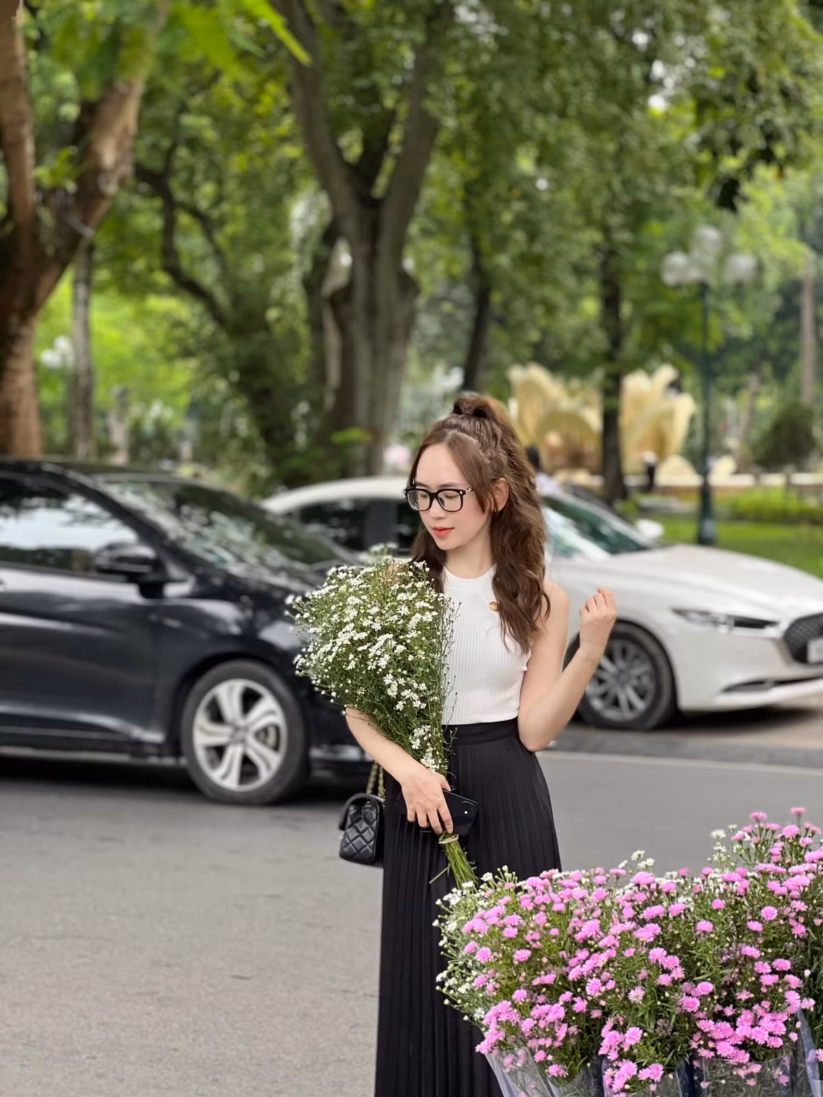 Là một trong những con đường đẹp nhất ở Hà Nội, đường Phan Đình Phùng thu hút rất đông khách du lịch tham quan và chụp ảnh, điểm nhấn đặc biệt là ở hai hàng cây rợp bóng, tạo thành mái vòm bao phủ khắp con đường. Ảnh: Đào Tuyến