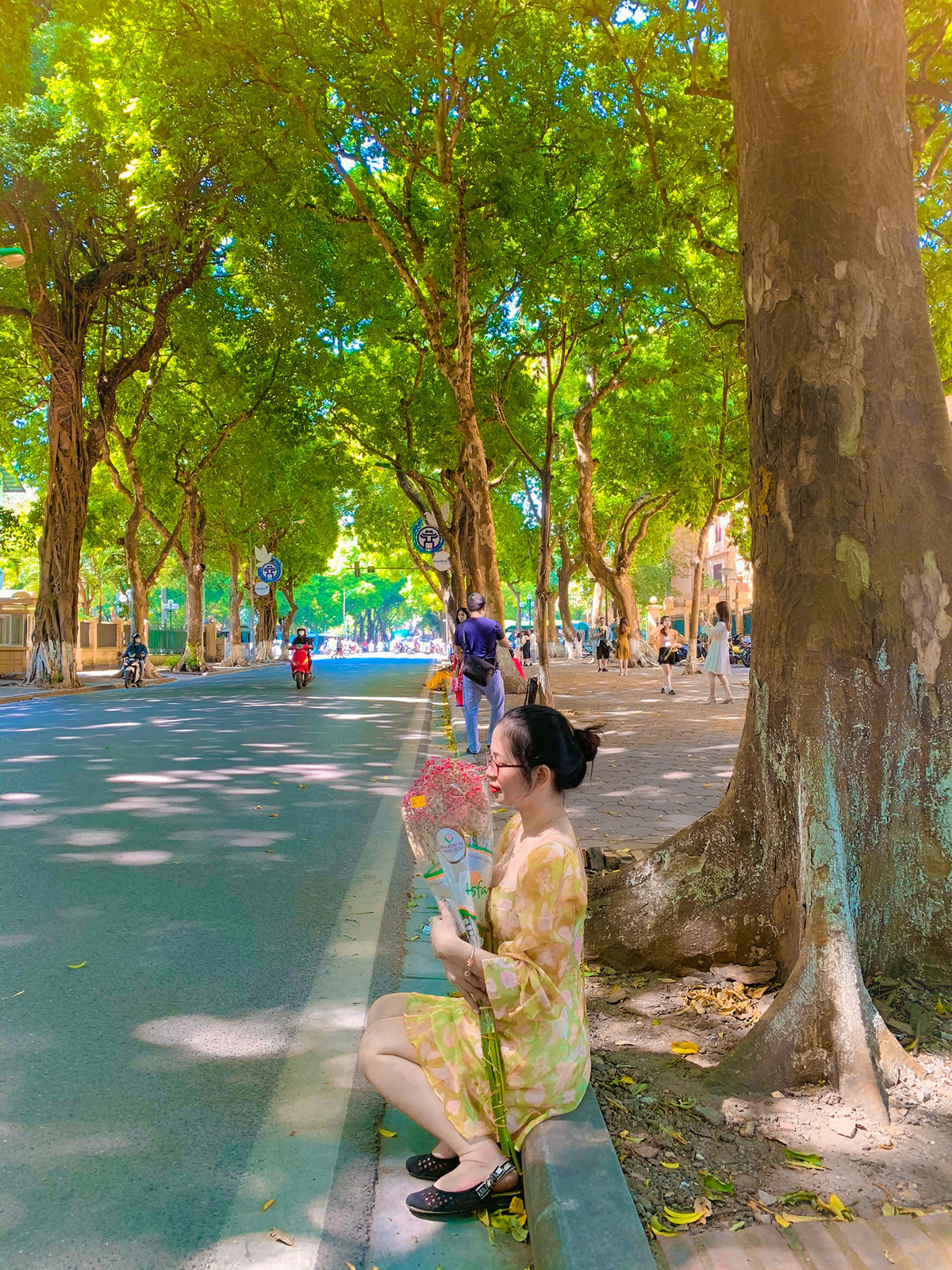 Xe hoa trở thành điểm check in đặc trưng cho bộ ảnh mùa thu Hà Nội, đặc biệt trên con đường này xuất hiện khá nhiều. Ảnh: Đỗ Bích Thùy