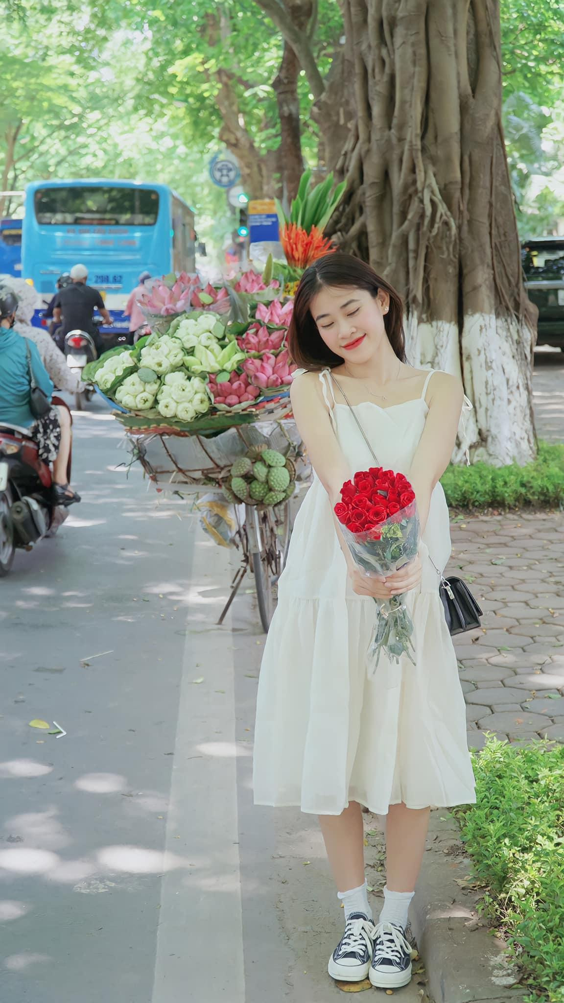 Xe hoa tô điểm thêm nét thơ cho con đường. Mùa này đã có những bó cúc họa mi nở sớm xuống phố, bên cạnh đó là sen, thạch thảo, hướng dương, cánh bướm…Ảnh: Phương Tali