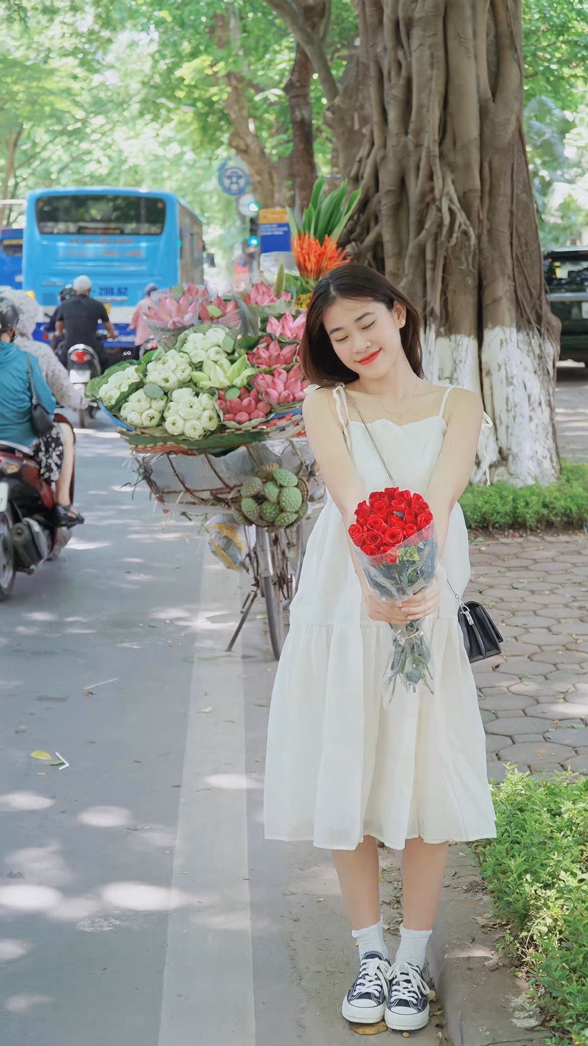 Xe hoa tô điểm thêm nét thơ cho con đường. Mùa này đã có những bó cúc họa mi nở sớm xuống phố, bên cạnh đó là sen, thạch thảo, hướng dương, cánh bướm…Ảnh: Phương Tali