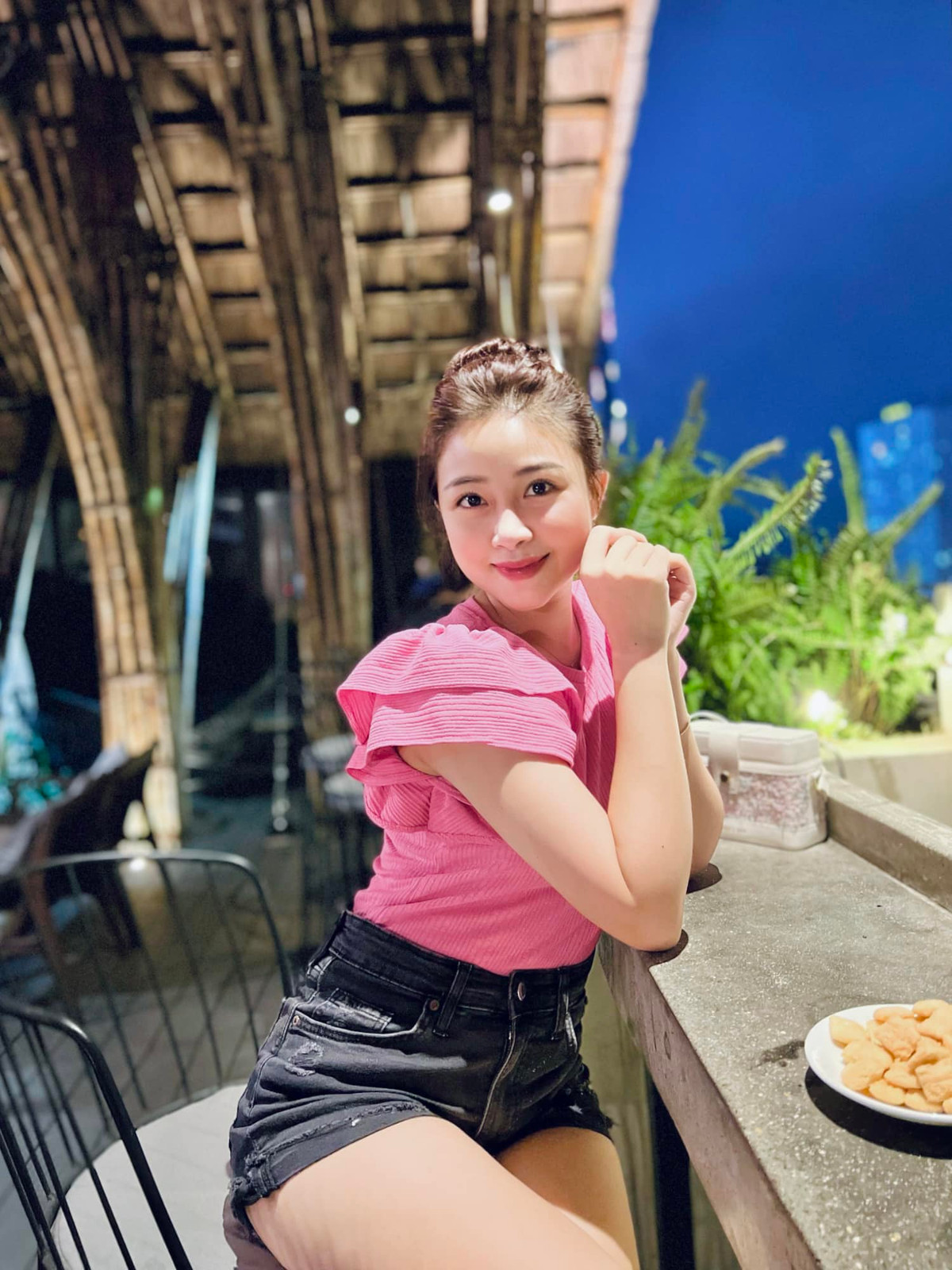 Dù vậy nhưng Võ Nhật Linh vẫn được khen lấy lại vóc dáng thon gọn một cách kinh ngạc sau sinh.