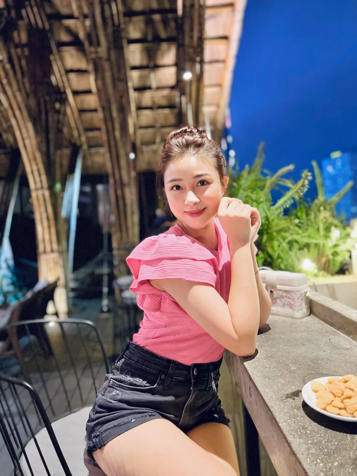 Dù vậy nhưng Võ Nhật Linh vẫn được khen lấy lại vóc dáng thon gọn một cách kinh ngạc sau sinh.