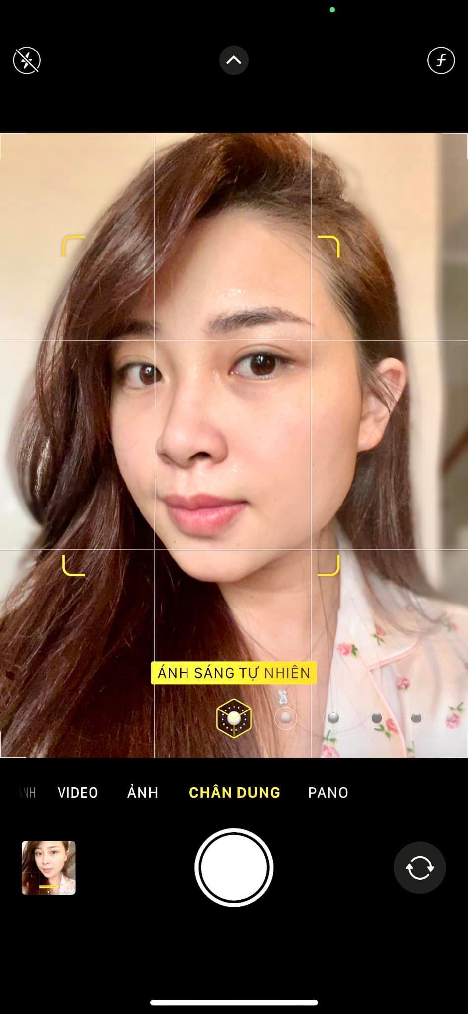 Qua ảnh chia sẻ cho thấy, gương mặt cô giáo hot girl một thời bây giờ trắng sáng, làn da mịn màng, đến cam thường cũng không thể "dìm" nổi.