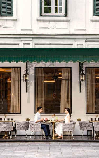 Lấy cảm hứng từ những quán cafe ngoài trời nổi tiếng của Paris, ở La Terrasse thấp thoáng hình ảnh của Kinh đô Ánh sáng giữa lòng thủ đô.