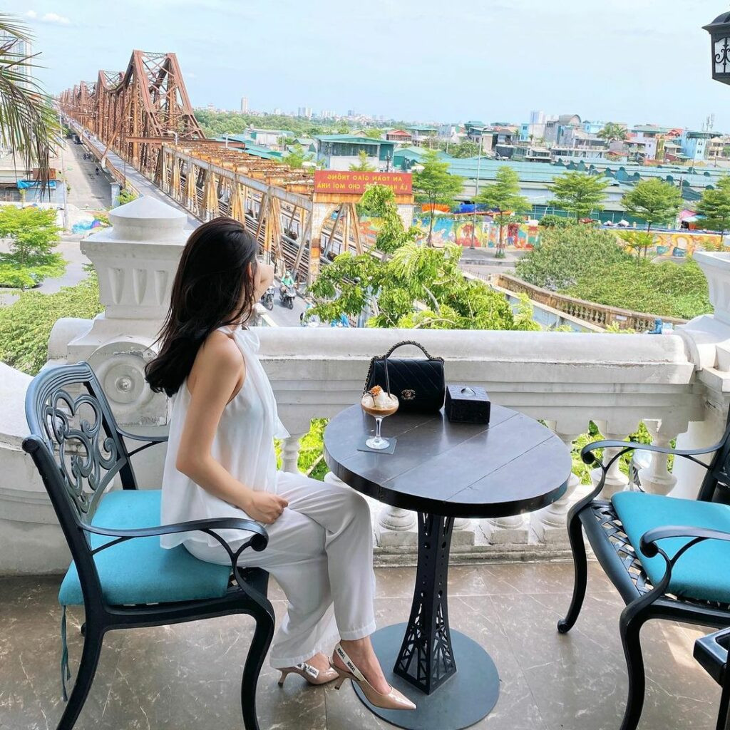 Serein sở hữu khoảng view đẹp và đặc biệt, nhìn thẳng ra cây cầu Long Biên và cả cảnh sống nhộn nhịp xung quanh đó.