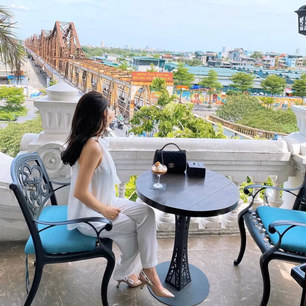 Serein sở hữu khoảng view đẹp và đặc biệt, nhìn thẳng ra cây cầu Long Biên và cả cảnh sống nhộn nhịp xung quanh đó.