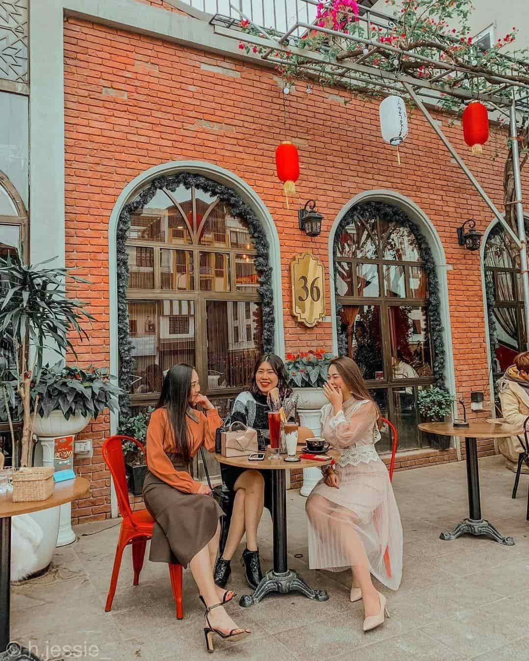 Không gian bên trong quán rộng rãi với tông màu trầm lắng hoài niệm, nhưng điểm đặc biệt của quán nằm ở không gian ngoài trời. Ảnh: Internet