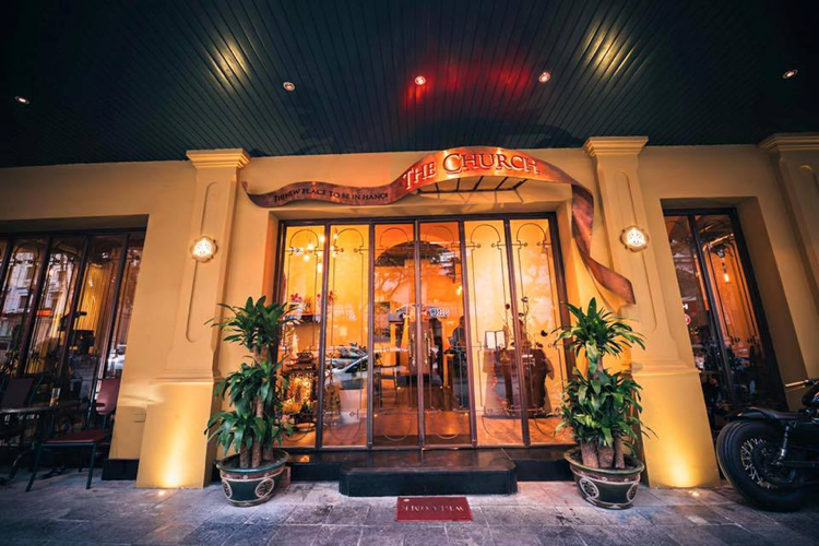 Nằm ở đoạn giao Nhà Thờ – Hàng Trống, The Church là cảm hứng cổ điển bên góc phố với phong cách thiết kế châu Âu.