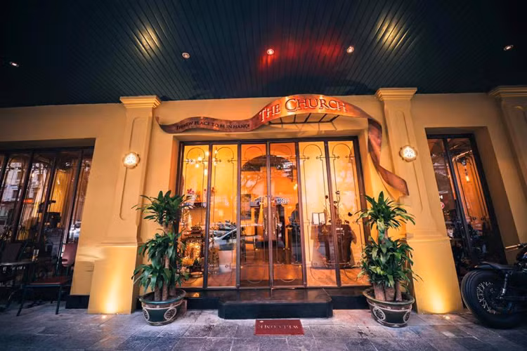 Nằm ở đoạn giao Nhà Thờ – Hàng Trống, The Church là cảm hứng cổ điển bên góc phố với phong cách thiết kế châu Âu.