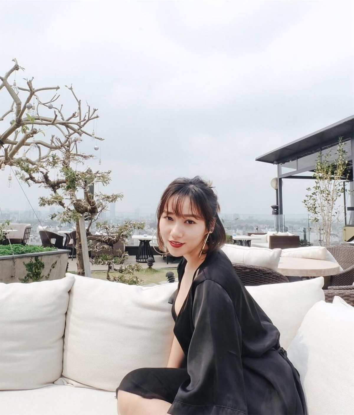 Nằm trên tầng thượng của một tòa nhà 11 tầng trên con phố Gia Ngư, Skyline từ lâu đã được người Hà Nội "nằm lòng" để trở thành địa chỉ cho những dịp đón năm mới, hay cho những buổi party đặc biệt.