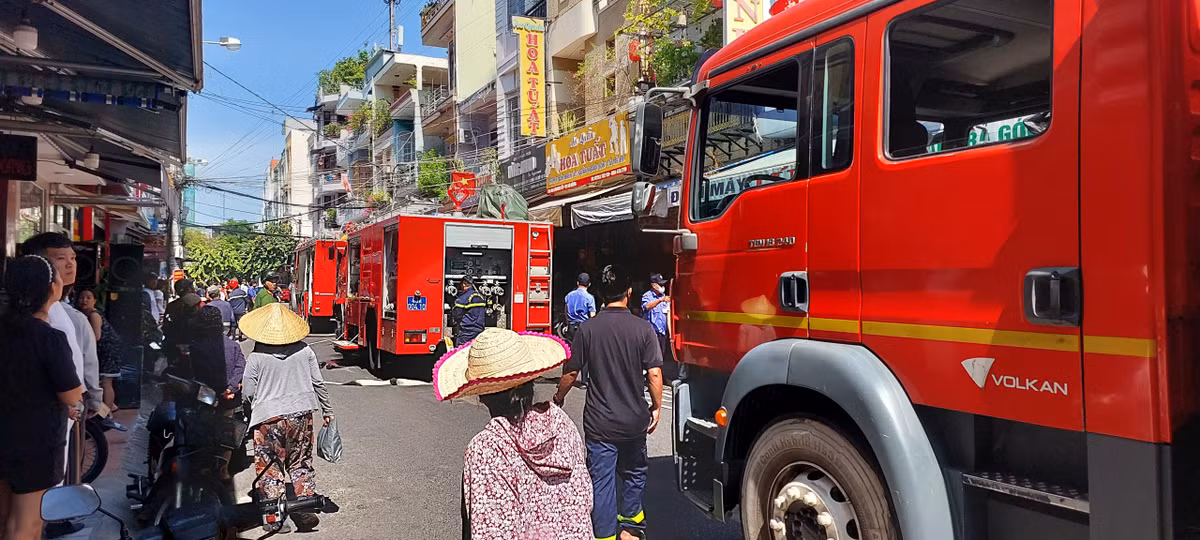 Chay kho chua do dien tu, khoi den boc cao kem tieng no