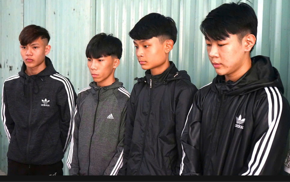 Bắt tạm giam 4 thanh thiếu niên chém nhiều người trong đêm khuya Bat tam giam 4 thanh thieu nien chem nhieu nguoi trong dem khuya