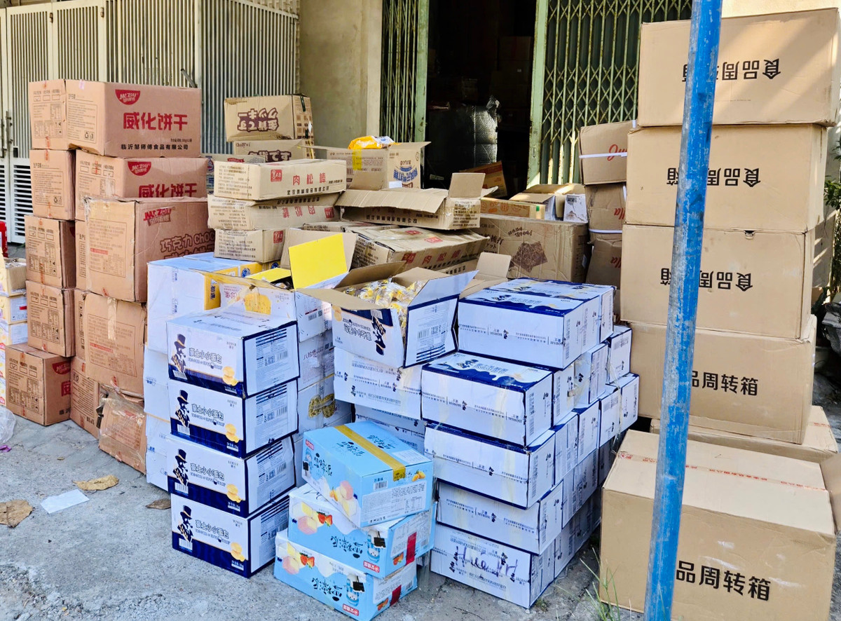 QLTT Da Nang phat hien hang ngan don vi banh keo nhap lau-Hinh-2