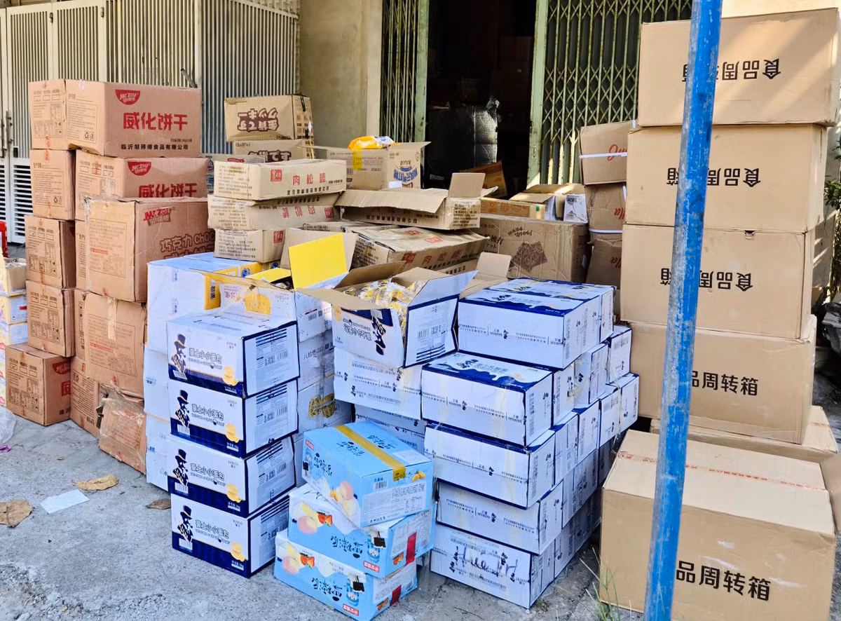 QLTT Da Nang phat hien hang ngan don vi banh keo nhap lau-Hinh-2