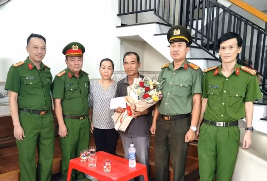 Khen thuong doi vo chong dung cam dap dam chay, cuu 4 me con