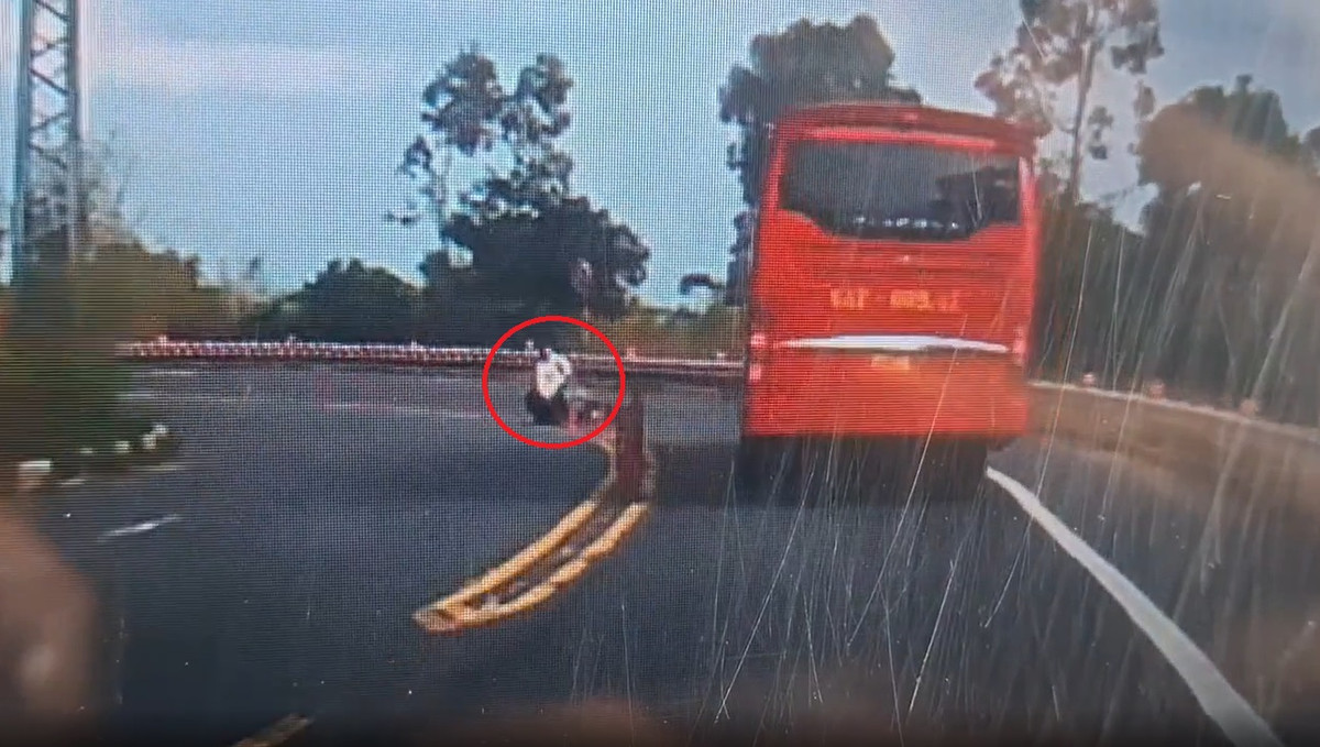 Đà Nẵng: Nữ du khách trượt ngã ở khúc cua, văng vào gầm xe khách Da Nang: Nu du khach truot nga o khuc cua, vang vao gam xe khach