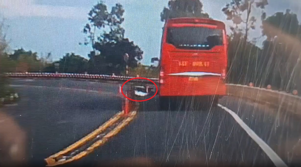 Đà Nẵng: Nữ du khách trượt ngã ở khúc cua, văng vào gầm xe khách - Hình 2 Da Nang: Nu du khach truot nga o khuc cua, vang vao gam xe khach-Hinh-2