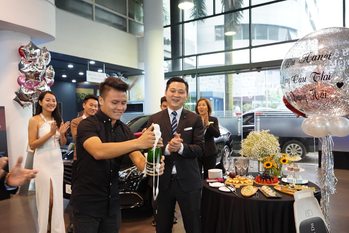 Với bảng thành tích khủng đó, anh chàng chắc chắn nhận được số tiền thưởng không hề nhỏ, vì vậy việc bắt đầu "tậu" xe, mua nhà, ổn định cuộc sống để tập trung vào sự nghiệp là điều hoàn toàn hợp lý.