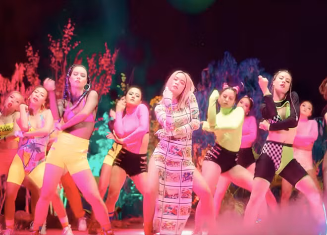 Trước đó, dân mạng Việt Nam từng nhiều lần "nóng mắt" trước cách mặc áo dài nhưng không quần của nhiều nghệ sĩ.