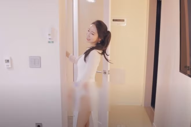 "Bây giờ mà có ai làm tương tự với trang phục truyền thống của Hàn kiểu gì họ cũng nổi cáu đòi tẩy chay, vậy mà lại đi làm thế với quốc phục nước khác. Đất nước phát triển không đồng nghĩa với ý thức cao", "Từ vụ bánh mì là không ưa nổi bọn "thượng đẳng" này rồi" - Dân mạng bức xúc bình luận.