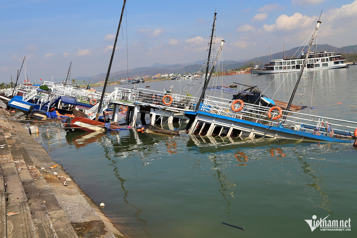 Tàu du lịch bị ngâm dưới biển, chủ tàu Quảng Ninh gặp khó - Hình 3 Tau du lich bi ngam duoi bien, chu tau Quang Ninh gap kho-Hinh-3