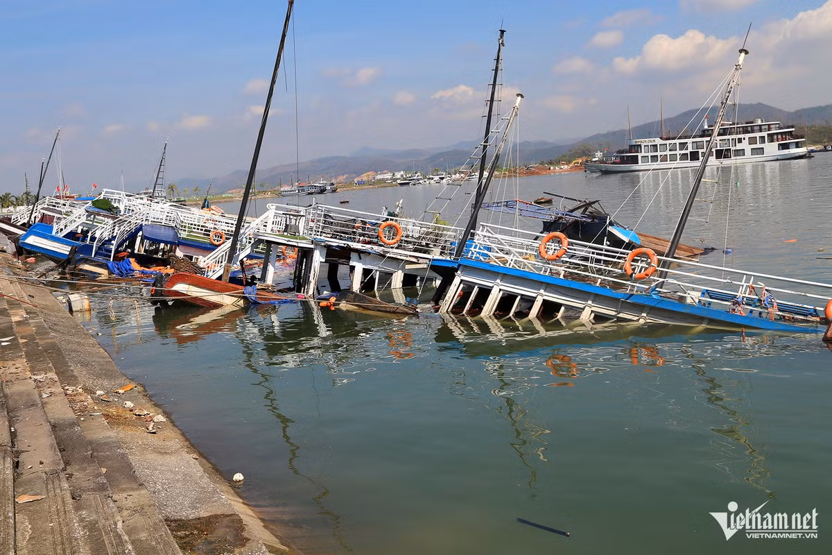 Tau du lich bi ngam duoi bien, chu tau Quang Ninh gap kho-Hinh-3