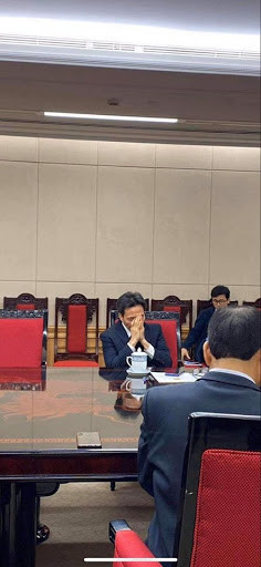 Trong phiên họp khẩn cấp trong đêm 6/3, khi phát hiện trường hợp bệnh nhân dương tính với Covid-19 đầu tiên tại Hà Nội, hình ảnh Phó thủ tướng Vũ Đức Đam ôm mặt mệt mỏi khiến nhiều người xót xa.