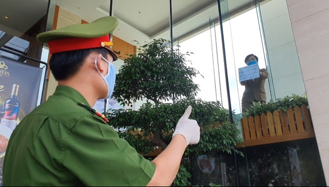 Đáp lại, chiến sĩ Công an bên ngoài lập tức giơ tay dấu "Like" ra vẻ đồng ý. Trong suốt thời gian cách ly, dù ở bất kỳ đâu, lực lượng chức năng và cán bộ y tế luôn hỗ trợ người dân, bệnh nhân hết mình. Xem thêm clip: Tình hình sức khỏe của 2 ca mắc Covid-19 phải thở máy | VTC Now - Nguồn: Youtube