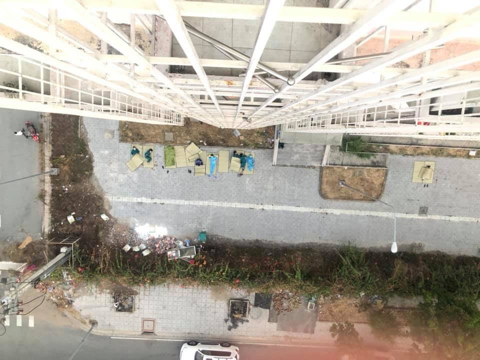 "Họ đã quá mệt mỏi rồi, tranh thủ chợp mắt trong thời gian ngắn ngủi lại dậy tiếp tục công việc. Tất cả các phòng đều được sử dụng làm khu cách ly, họ thậm chí phải ngủ ngoài sân, vậy mà có những kẻ còn chê bai cơ sở vật chất này nọ", "Thương quá, hy vọng dịch bệnh sớm qua đi để không ai phải vất vả, mỏi mệt nữa" - Dân mạng xót xa bình luận.