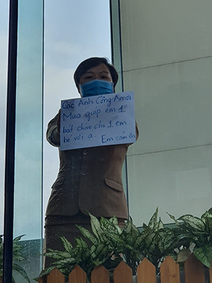 "Các anh Công an ơi! Mua giúp em 1 bát cháo cho 1 em bé với ạ! Em cám ơn" - Một người trong điểm cách ly khách sạn Vanda, Đà Nẵng giơ tờ giấy A4 lên nhờ sự giúp đỡ của Công an vì trong khu cách ly có trẻ con.
