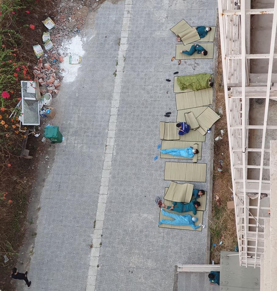 Nhin hinh anh nay, ai chang muon cam on cac nhan vien khu cach ly Covid-19