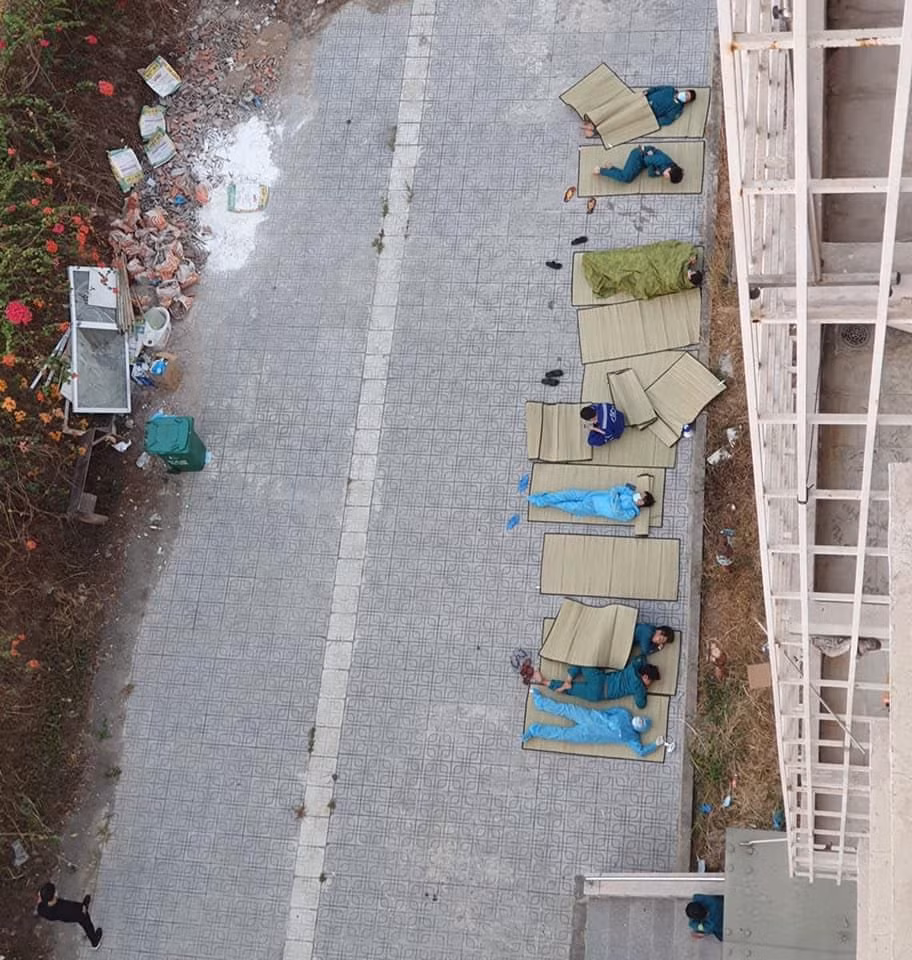 Nhìn hình ảnh này, ai chẳng muốn cám ơn các nhân viên khu cách ly Covid-19 Nhin hinh anh nay, ai chang muon cam on cac nhan vien khu cach ly Covid-19