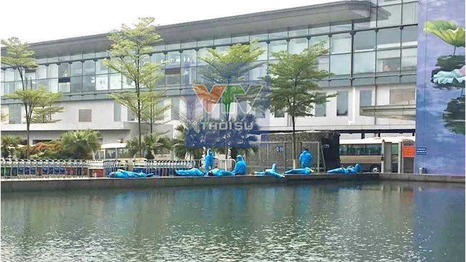 Nhân viên ở cảng hàng không, cán bộ y tế, công an, quân đội,...tranh thủ ngả lưng sau những giờ làm việc không ngừng nghỉ. Có những người đã không về nhà cả tháng trời để ở lại chống dịch Covid-19, giữ an toàn cho gia đình và cộng đồng. Ảnh: VTV