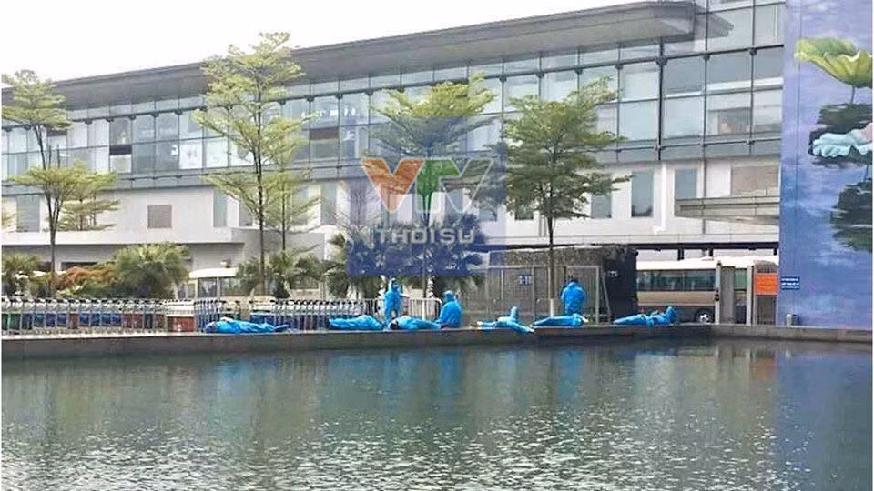 Nhân viên ở cảng hàng không, cán bộ y tế, công an, quân đội,...tranh thủ ngả lưng sau những giờ làm việc không ngừng nghỉ. Có những người đã không về nhà cả tháng trời để ở lại chống dịch Covid-19, giữ an toàn cho gia đình và cộng đồng. Ảnh: VTV