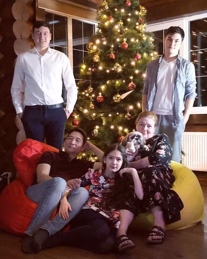 Là một cầu thủ chuyên nghiệp, Văn Lâm thường xuyên xuất hiện với phong cách khoẻ khoắn gồm quần jean và áo phông. Thế nhưng mỗi dịp diện sơ mi trắng, anh chàng lại khiến người đối không thể rời mắt.